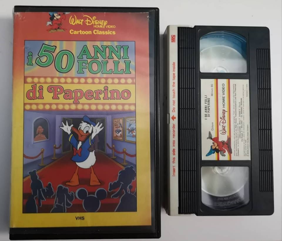 TeknoFilm - VHS - I 50 ANNI FOLLI DI PAPERINO di A.A.V.V. (1984) - WALT DISNEY (INEDITO IN DVD) TeknoFilm - VHS - I 50 ANNI FOLLI DI PAPERINO di A.A.V.V. (1984) - WALT DISNEY (INEDITO IN DVD)