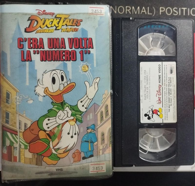 TeknoFilm - VHS – DUCK TALES AVVENTURE DI PAPERI - C'ERA UNA VOLTA LA NUMERO 1 di A.A.V.V. (1987) - WALT DISNEY (INEDITO IN DVD) TeknoFilm - VHS – DUCK TALES AVVENTURE DI PAPERI - C'ERA UNA VOLTA LA NUMERO 1 di A.A.V.V. (1987) - WALT DISNEY (INEDITO IN DVD)