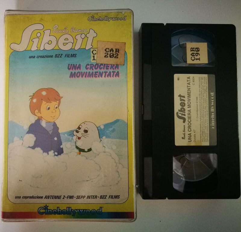 TeknoFilm - VHS – PICCOLA BIANCA SIBERT - UNA CROCIERA MOVIMENTATA di John Allan Armstrong e Al Lowenheim (1984) - CINEHOLLYWOOD (INEDITO IN DVD) TeknoFilm - VHS – PICCOLA BIANCA SIBERT - UNA CROCIERA MOVIMENTATA di John Allan Armstrong e Al Lowenheim (1984) - CINEHOLLYWOOD (INEDITO IN DVD)