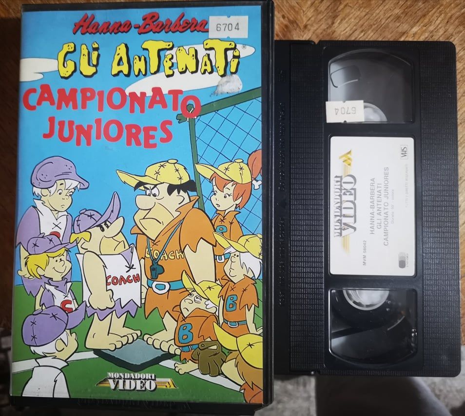 TeknoFilm - VHS – THE FLINTSTONES - GLI ANTENATI - CAMPIONATO JUNIORES di William Hanna e Joseph Barbera (1960) - MONDADORI (INEDITO IN DVD) TeknoFilm - VHS – THE FLINTSTONES - GLI ANTENATI - CAMPIONATO JUNIORES di William Hanna e Joseph Barbera (1960) - MONDADORI (INEDITO IN DVD)