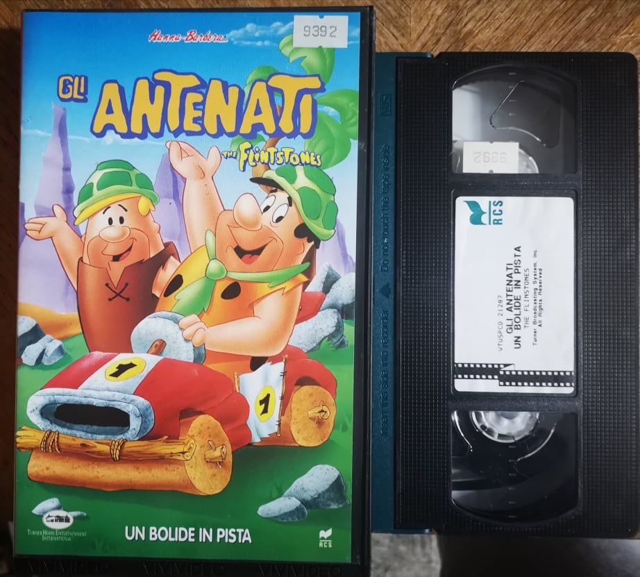 TeknoFilm - VHS – THE FLINTSTONES - GLI ANTENATI - UN BOLIDE IN PISTA di William Hanna e Joseph Barbera (1960) - RCS (INEDITO IN DVD)