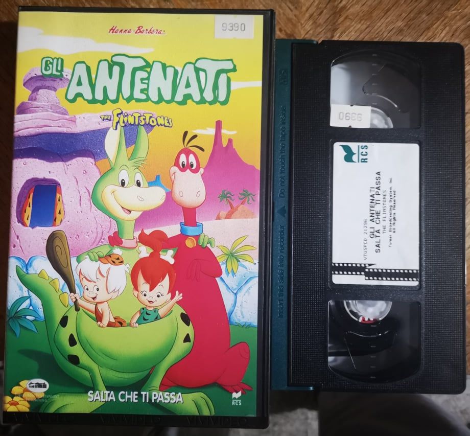 TeknoFilm - VHS – THE FLINTSTONES - GLI ANTENATI - SALTA CHE TI PASSA di William Hanna e Joseph Barbera (1960) - RCS TeknoFilm - VHS – THE FLINTSTONES - GLI ANTENATI - SALTA CHE TI PASSA di William Hanna e Joseph Barbera (1960) - RCS