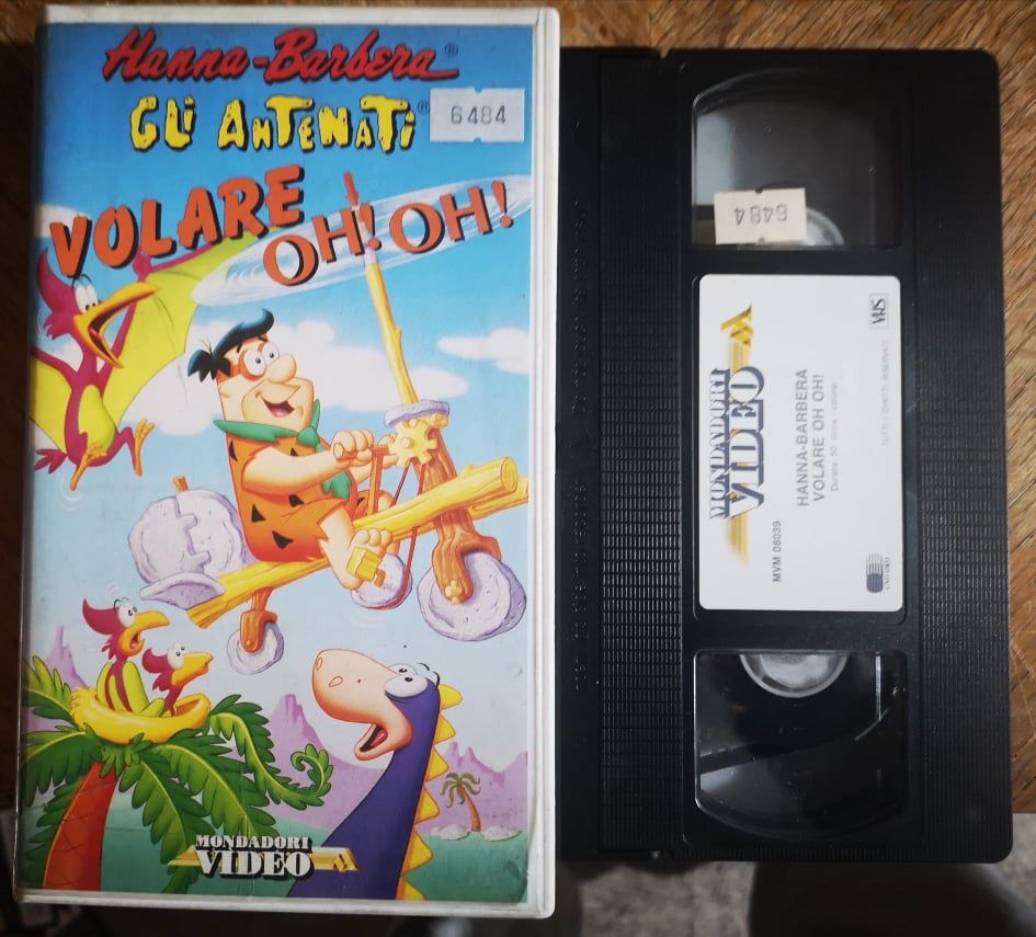 TeknoFilm - VHS – THE FLINTSTONES - GLI ANTENATI - VOLARE OH OH di William Hanna e Joseph Barbera (1960) - MONDADORI (INEDITO IN DVD) TeknoFilm - VHS – THE FLINTSTONES - GLI ANTENATI - VOLARE OH OH di William Hanna e Joseph Barbera (1960) - MONDADORI (INEDITO IN DVD)