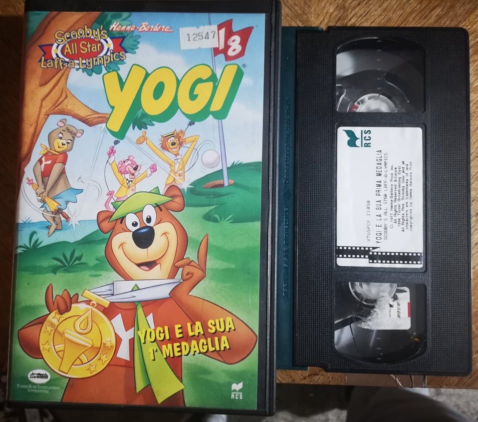 TeknoFilm - VHS – L'OLIMPIADE DELLA RISATA - YOGI E LA SUA PRIMA (1977) - RCS (INEDITO IN DVD) TeknoFilm - VHS – L'OLIMPIADE DELLA RISATA - YOGI E LA SUA PRIMA (1977) - RCS (INEDITO IN DVD)