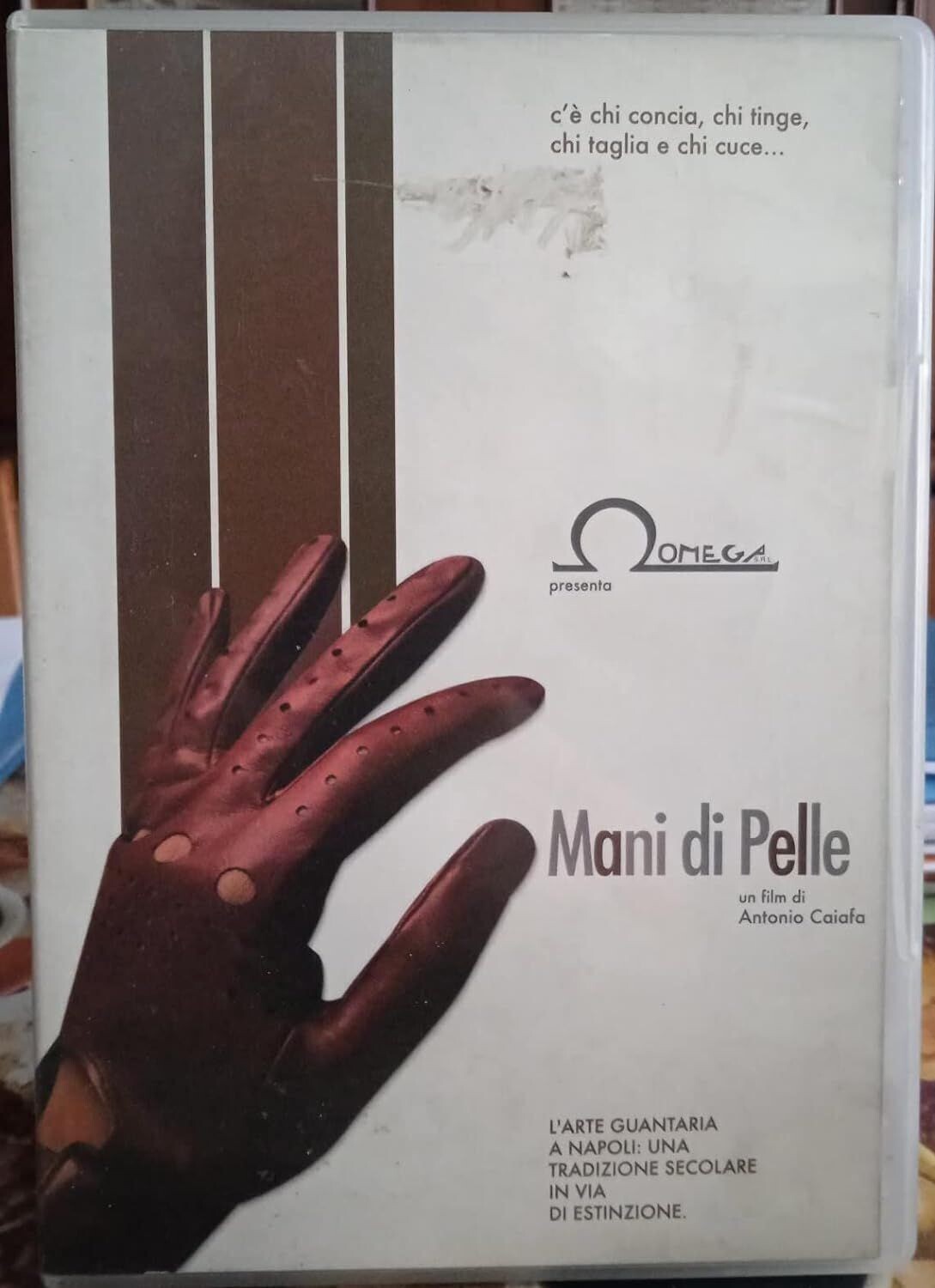 TeknoFilm - DVD – MANI DI PELLE (L'arte guantaia a Napoli, una tradizione secolare in via di estinzione) di Paolo Caiafa (2005) - OMEGA TeknoFilm - DVD – MANI DI PELLE (L'arte guantaia a Napoli, una tradizione secolare in via di estinzione) di Paolo Caiafa (2005) - OMEGA