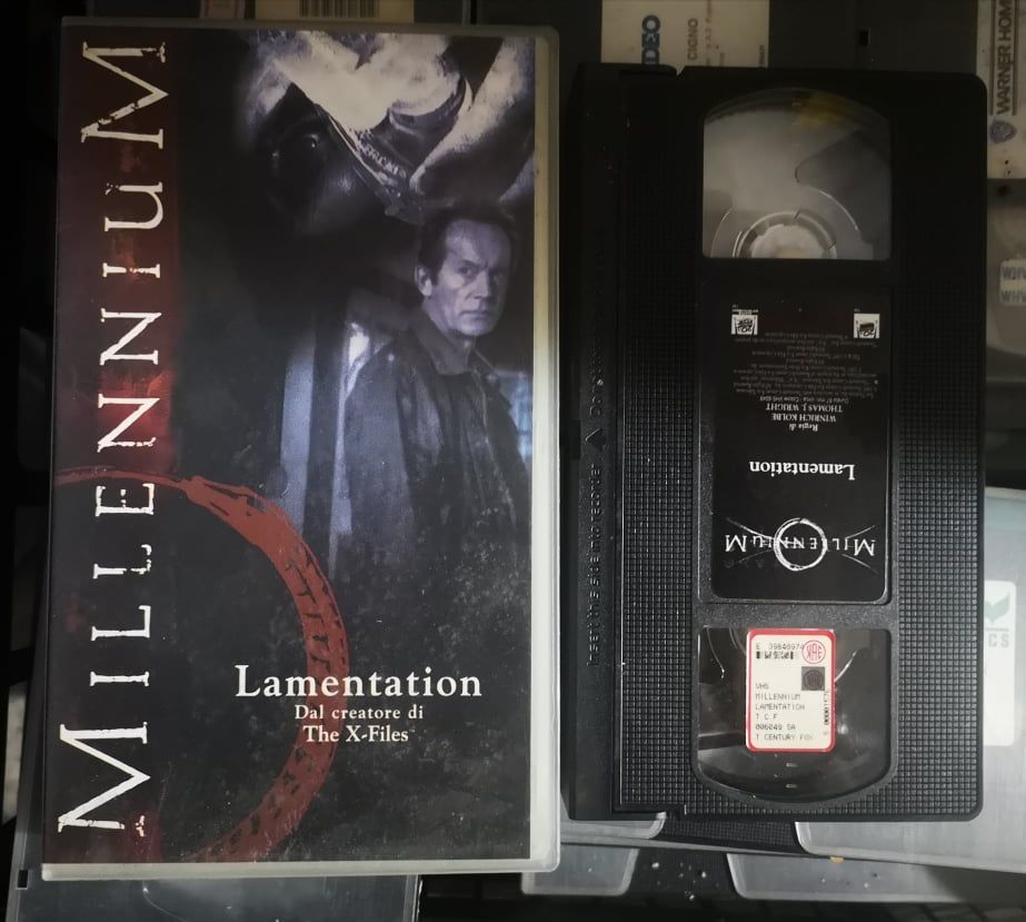 TeknoFilm - VHS – MILLENNIUM - LAMENTATION di Winrich Kolbe (1997) - 20TH CENTURY FOX (INEDITO IN DVD) TeknoFilm - VHS – MILLENNIUM - LAMENTATION di Winrich Kolbe (1997) - 20TH CENTURY FOX (INEDITO IN DVD)