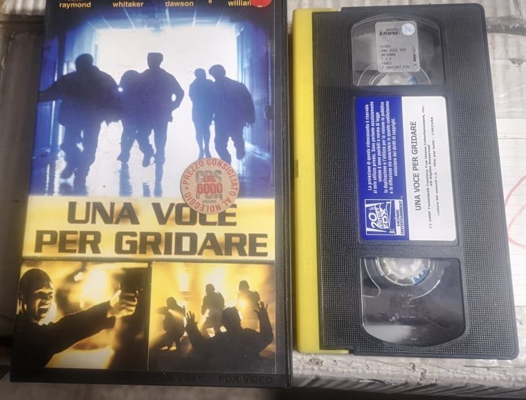 TeknoFilm - VHS – UNA VOCE PER GRIDARE di Craig Bolotin (1999) - 20TH CENTURY FOX (INEDITO IN DVD) TeknoFilm - VHS – UNA VOCE PER GRIDARE di Craig Bolotin (1999) - 20TH CENTURY FOX (INEDITO IN DVD)