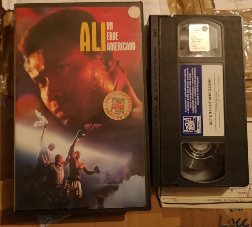 TeknoFilm - VHS – ALI' UN EROE AMERICANO di Leon Ichaso (2000) - 20TH CENTURY FOX (INEDITO IN DVD) TeknoFilm - VHS – ALI' UN EROE AMERICANO di Leon Ichaso (2000) - 20TH CENTURY FOX (INEDITO IN DVD)