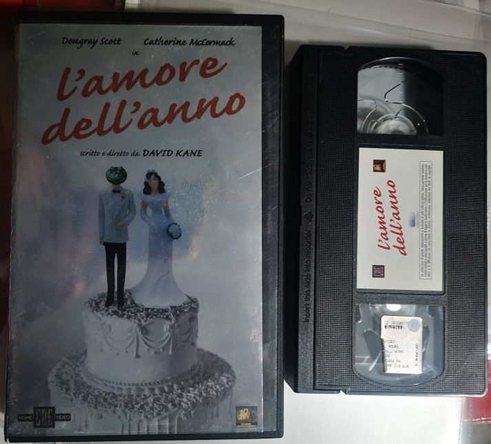 TeknoFilm - VHS – L'AMORE DELL'ANNO di David Kane (1999) - 20TH CENTURY FOX (INEDITO IN DVD) TeknoFilm - VHS – L'AMORE DELL'ANNO di David Kane (1999) - 20TH CENTURY FOX (INEDITO IN DVD)