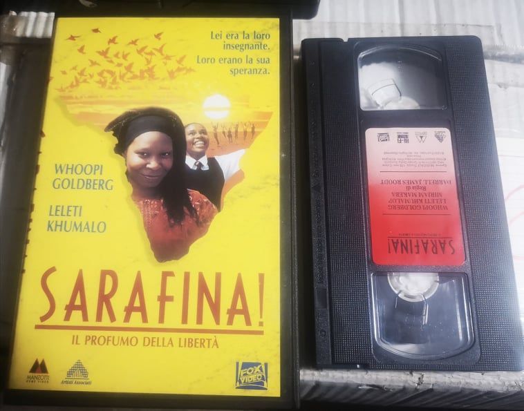 TeknoFilm - VHS – SARAFINA - IL PROFUMO DELLA LIBERTA' di Darrell Roodt (1992) - 20TH CENTURY FOX (INEDITO IN DVD) TeknoFilm - VHS – SARAFINA - IL PROFUMO DELLA LIBERTA' di Darrell Roodt (1992) - 20TH CENTURY FOX (INEDITO IN DVD)