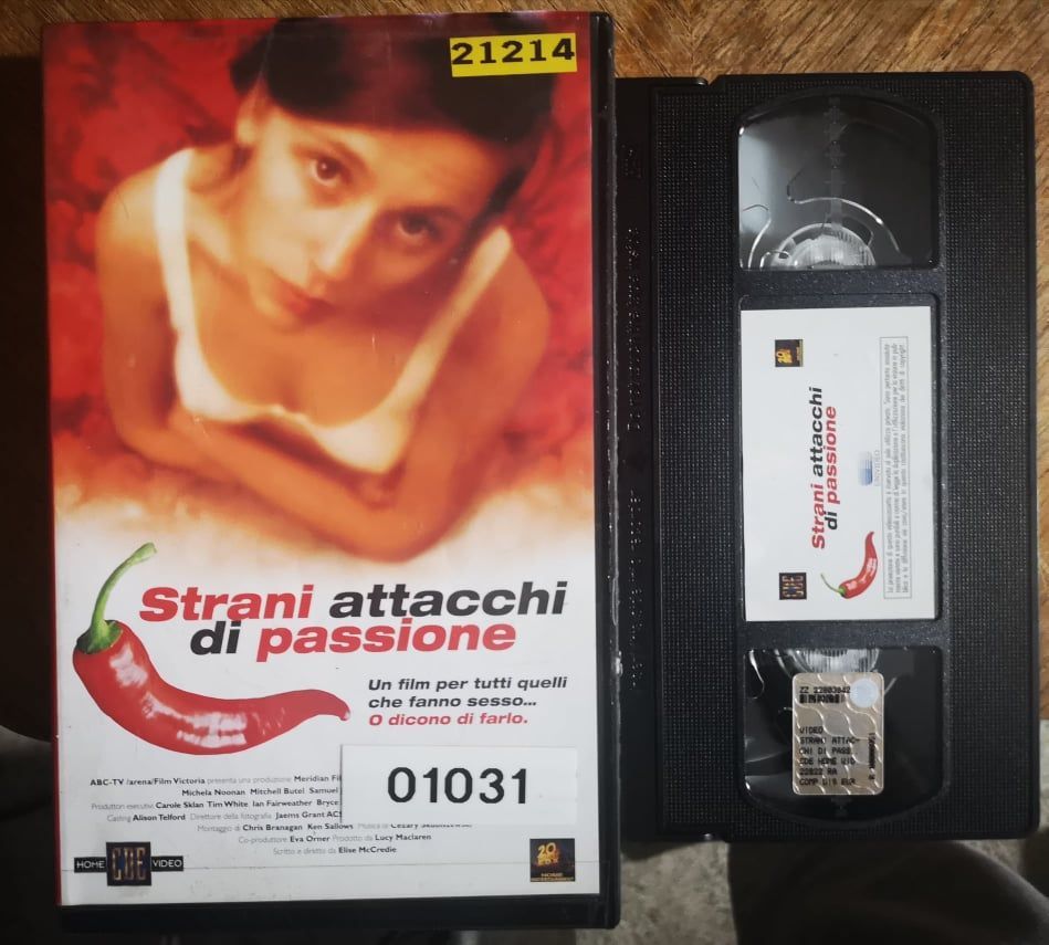 TeknoFilm - VHS – STRANI ATTACCHI DI PASSIONE di Elise McCredie (1999) - 20TH CENTURY FOX (INEDITO IN DVD) TeknoFilm - VHS – STRANI ATTACCHI DI PASSIONE di Elise McCredie (1999) - 20TH CENTURY FOX (INEDITO IN DVD)