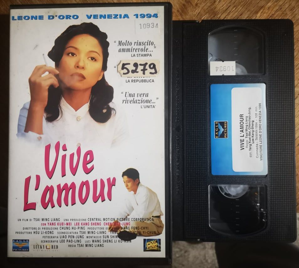 TeknoFilm - VHS – VIVE L'AMOUR di Tsai Ming-liang (1994) - 20TH CENTURY FOX (INEDITO IN DVD) TeknoFilm - VHS – VIVE L'AMOUR di Tsai Ming-liang (1994) - 20TH CENTURY FOX (INEDITO IN DVD)