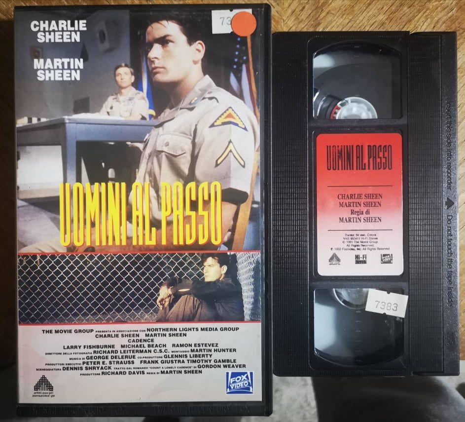 TeknoFilm - VHS – UOMINI AL PASSO di Martin Sheen (1990) - FOX VIDEO (INEDITO IN DVD) TeknoFilm - VHS – UOMINI AL PASSO di Martin Sheen (1990) - FOX VIDEO (INEDITO IN DVD)
