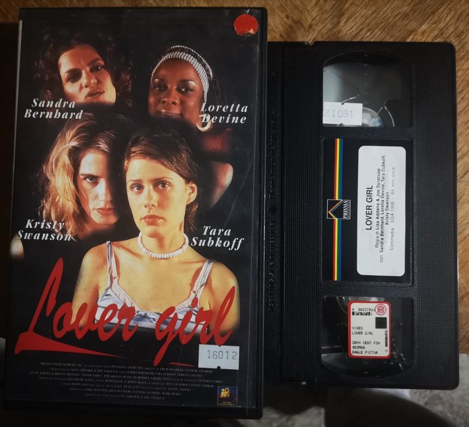 TeknoFilm - VHS – LOVER GIRL di Lisa Addario e Joe Syracuse (1996) - 20TH CENTURY FOX (INEDITO IN DVD) TeknoFilm - VHS – LOVER GIRL di Lisa Addario e Joe Syracuse (1996) - 20TH CENTURY FOX (INEDITO IN DVD)