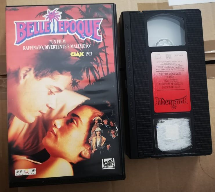 TeknoFilm - VHS – BELLE EPOQUE di Fernando Trueba (1992) - FOX PRISMA (INEDITO IN DVD) TeknoFilm - VHS – BELLE EPOQUE di Fernando Trueba (1992) - FOX PRISMA (INEDITO IN DVD)