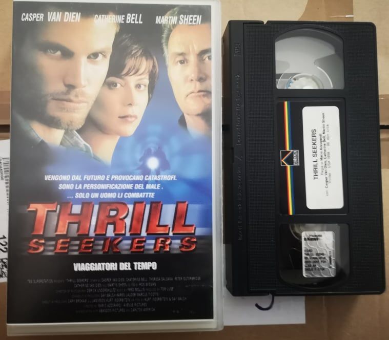 TeknoFilm - VHS – THRILL SEEKERS - VIAGGIATORI DEL TEMPO di Mario Azzopardi (1999) - 20TH CENTURY FOX (INEDITO IN DVD) TeknoFilm - VHS – THRILL SEEKERS - VIAGGIATORI DEL TEMPO di Mario Azzopardi (1999) - 20TH CENTURY FOX (INEDITO IN DVD)