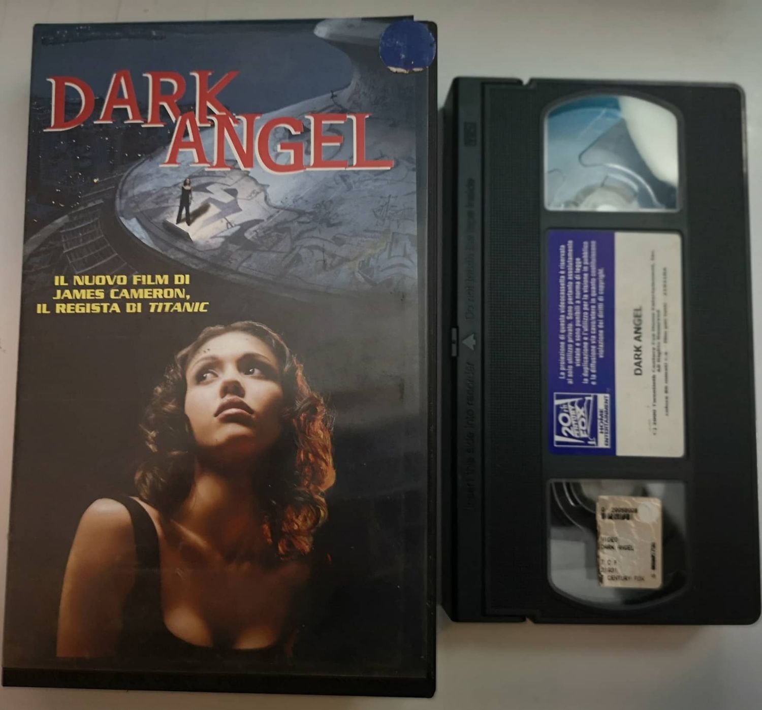 TeknoFilm - VHS – DARK ANGEL di David Nutter (2000) - 20TH CENTURY FOX (INEDITO IN DVD) TeknoFilm - VHS – DARK ANGEL di David Nutter (2000) - 20TH CENTURY FOX (INEDITO IN DVD)
