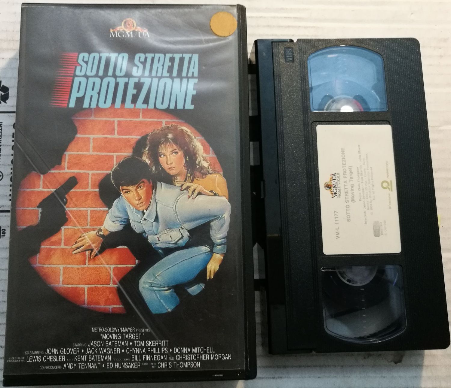 TeknoFilm - VHS – SOTTO STRETTA PROTEZIONE di Chris Thomson (1988) - MGM (INEDITO IN DVD) TeknoFilm - VHS – SOTTO STRETTA PROTEZIONE di Chris Thomson (1988) - MGM (INEDITO IN DVD)