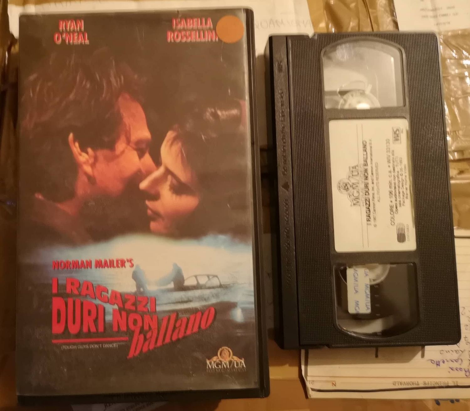 TeknoFilm - VHS – I RAGAZZI DURI NON BALLANO di Norman Mailer (1987) - MGM (INEDITO IN DVD) TeknoFilm - VHS – I RAGAZZI DURI NON BALLANO di Norman Mailer (1987) - MGM (INEDITO IN DVD)