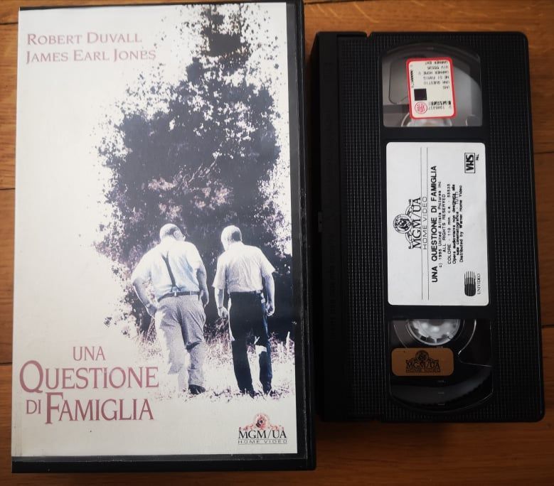 TeknoFilm - VHS – UNA QUESTIONE DI FAMIGLIA di Richard Pearce (1996) - MGM (INEDITO IN DVD) TeknoFilm - VHS – UNA QUESTIONE DI FAMIGLIA di Richard Pearce (1996) - MGM (INEDITO IN DVD)