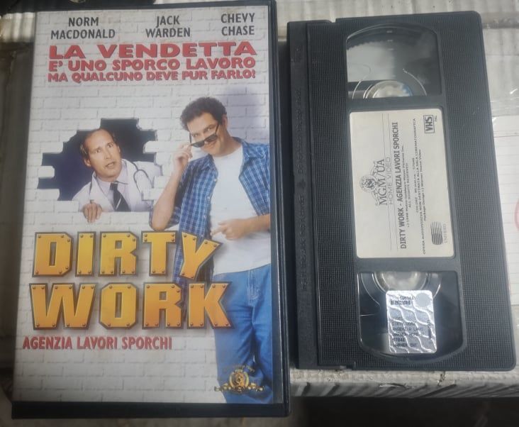TeknoFilm - VHS – DIRTY WORK - AGENZIA LAVORI SPORCHI di Bob Saget (1998) - MGM (INEDITO IN DVD) TeknoFilm - VHS – DIRTY WORK - AGENZIA LAVORI SPORCHI di Bob Saget (1998) - MGM (INEDITO IN DVD)