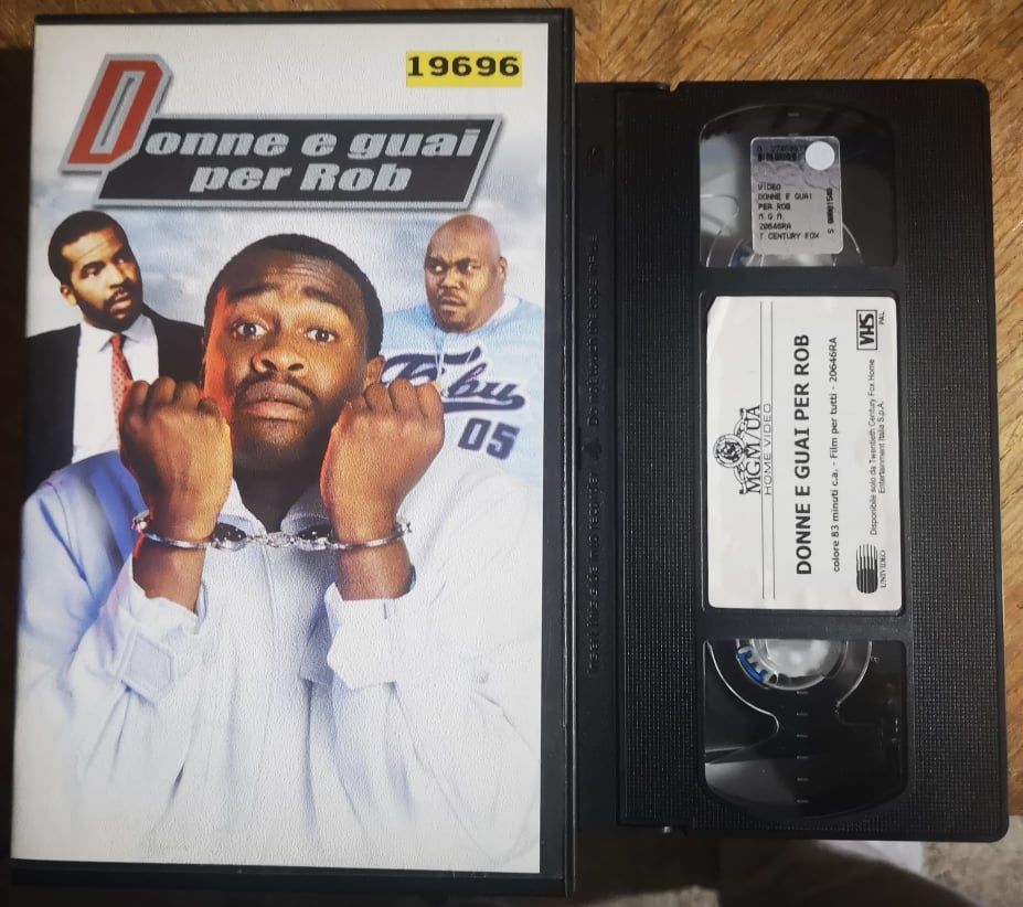 TeknoFilm - VHS – DONNE E GUAI PER ROB di DJ Pooh (2000) - MGM (INEDITO IN DVD) TeknoFilm - VHS – DONNE E GUAI PER ROB di DJ Pooh (2000) - MGM (INEDITO IN DVD)