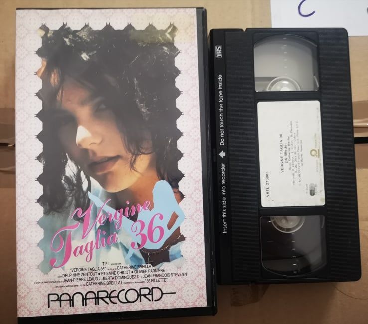 TeknoFilm - VHS – VERGINE TAGLIA 36 di Catherine Breillat (1988) - PANARECORD (INEDITO IN DVD) TeknoFilm - VHS – VERGINE TAGLIA 36 di Catherine Breillat (1988) - PANARECORD (INEDITO IN DVD)