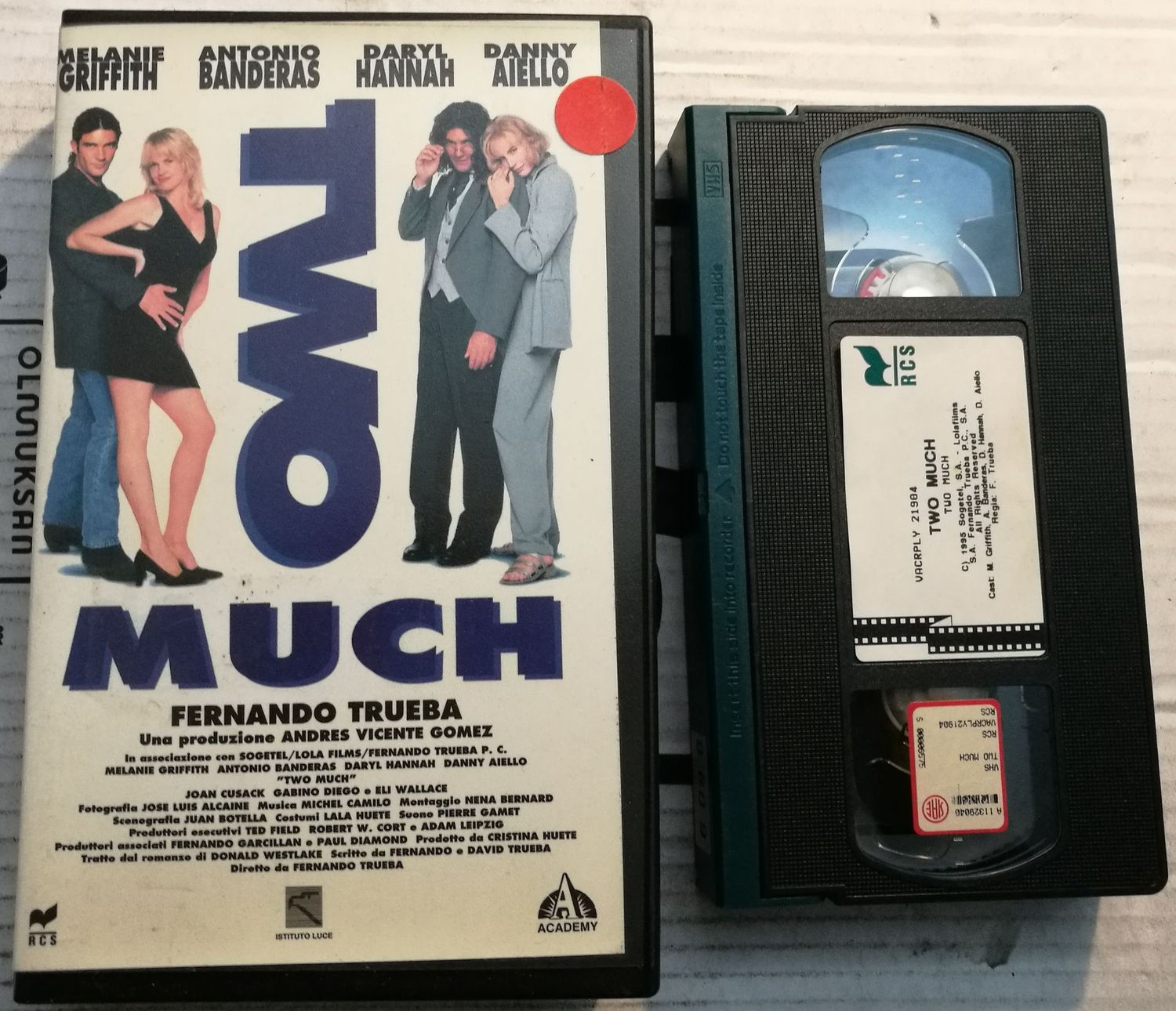 TeknoFilm - VHS – TWO MUCH - UNO DI TROPPO di Fernando Trueba (1995) - RCS TeknoFilm - VHS – TWO MUCH - UNO DI TROPPO di Fernando Trueba (1995) - RCS