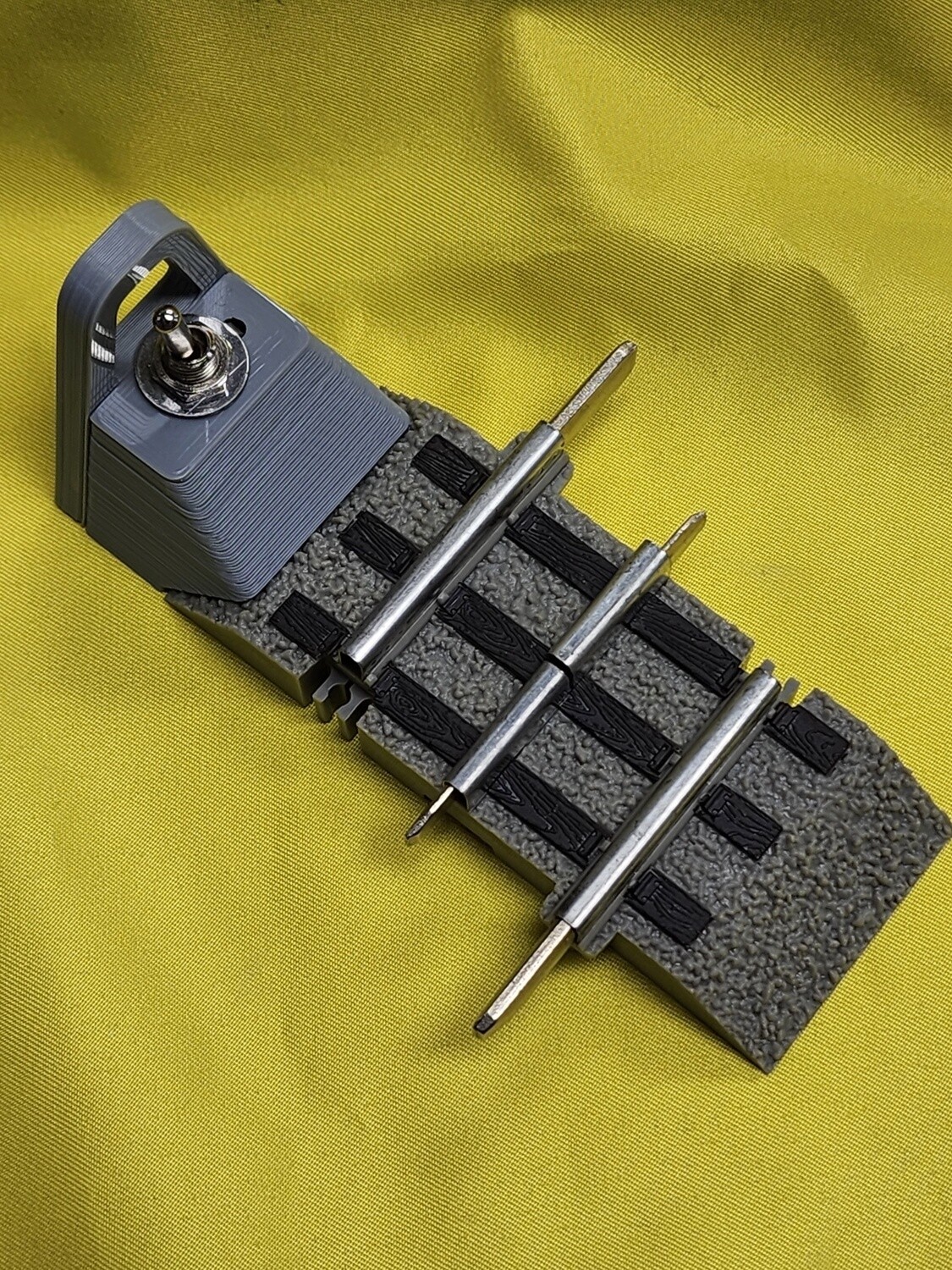 Lionel O 6-12073S FasTrack™ 1 3/8&quot; Track Section with Isolation Switch