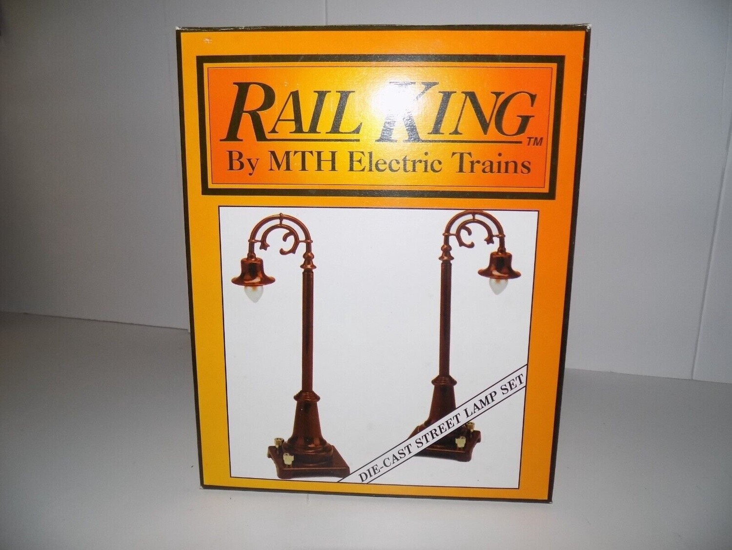 MTH #59 MT-1030 Maroon Street Lamp Post Set