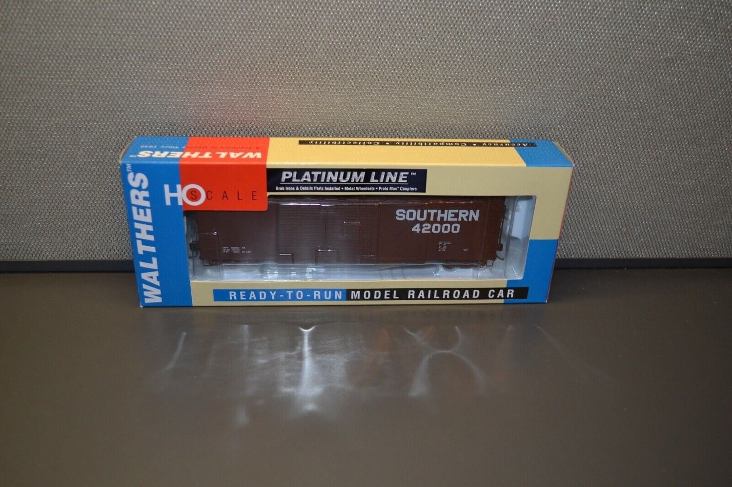 Walthers 932-41655 HO Platinum Line &quot;Southern&quot; 50&#39; Double Door Boxcar Road #42000
