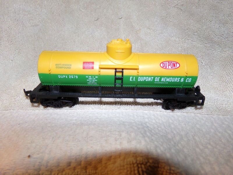 Used LifeLike HO Dupont Tank Car DUPX-2679