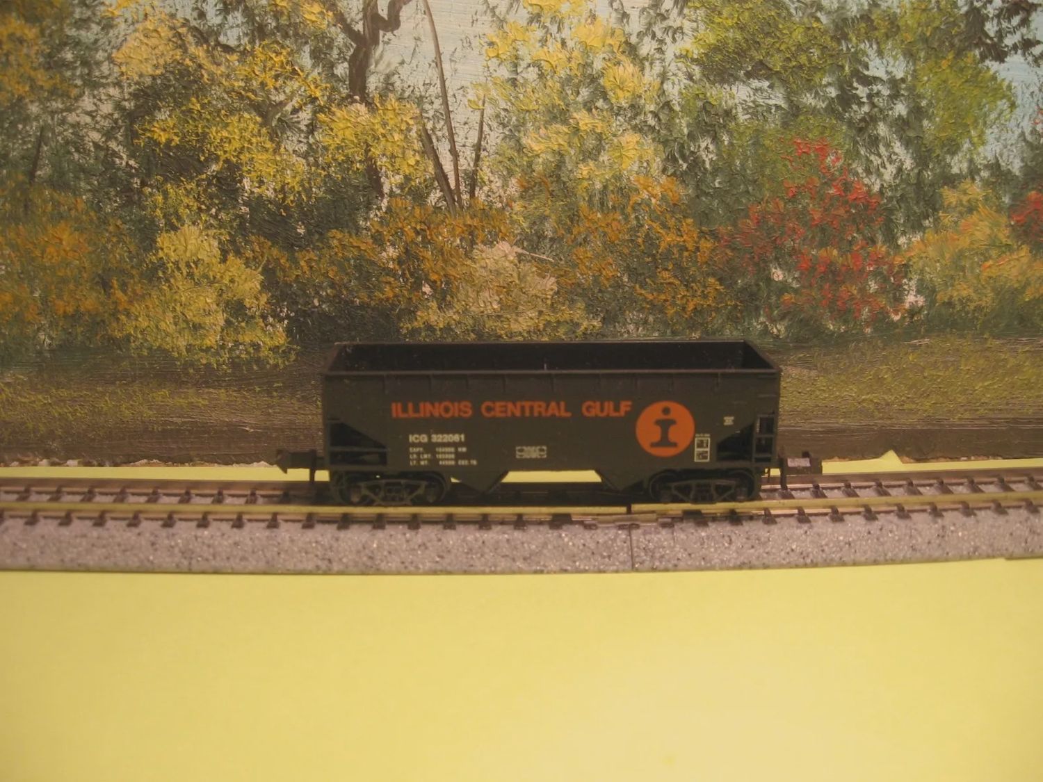 Used N Micro-Trains 55142 33&#39; Twin Bay Hopper Offset Sides IC Multiple Road #&#39;s