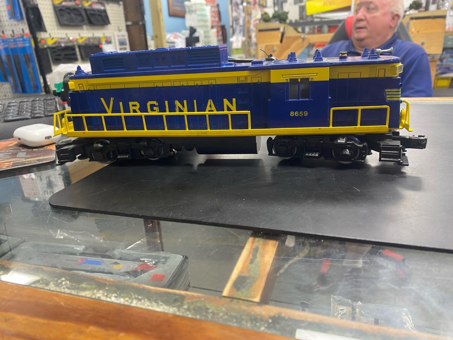 Used O Lionel 11461 Virginian electric and caboose