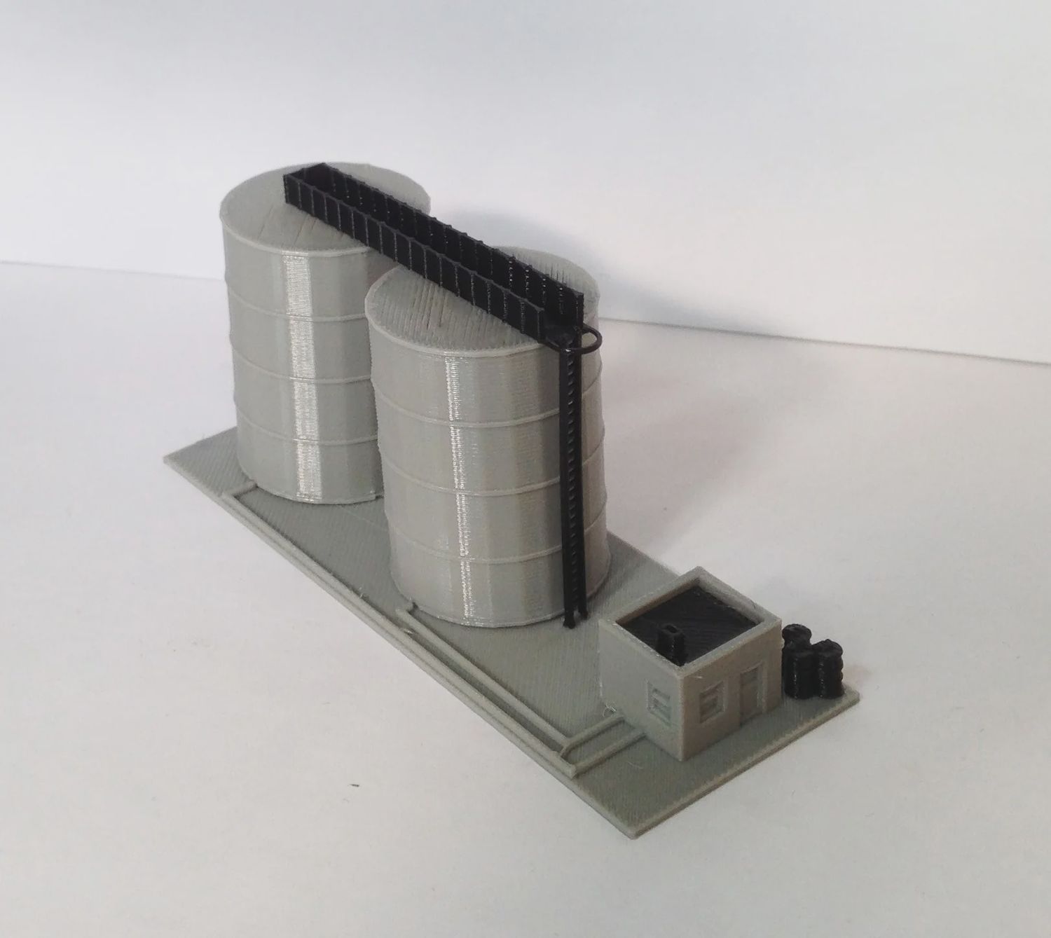 Outland Model Trains Gas / Fuel Standing Tank Set Z Scale 1:220  Railway Scenery