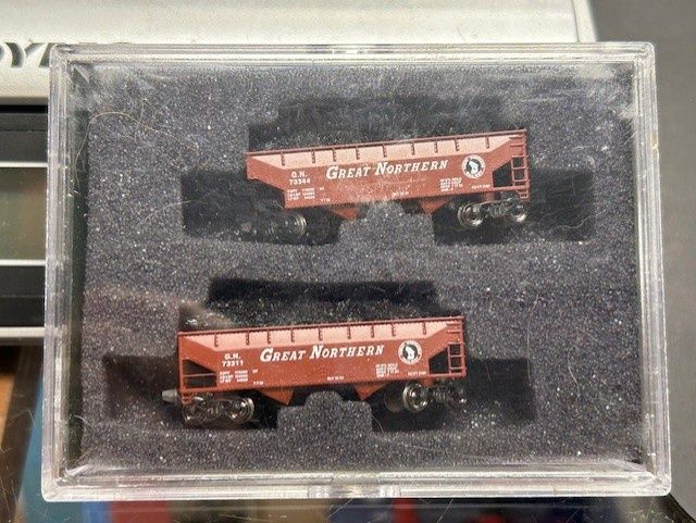 Z FULL THROTTLE WD3024 SET #3 GREAT NORTHERN 33&#39; OPEN 2-BAY OFFSET-SIDE HOPPERS