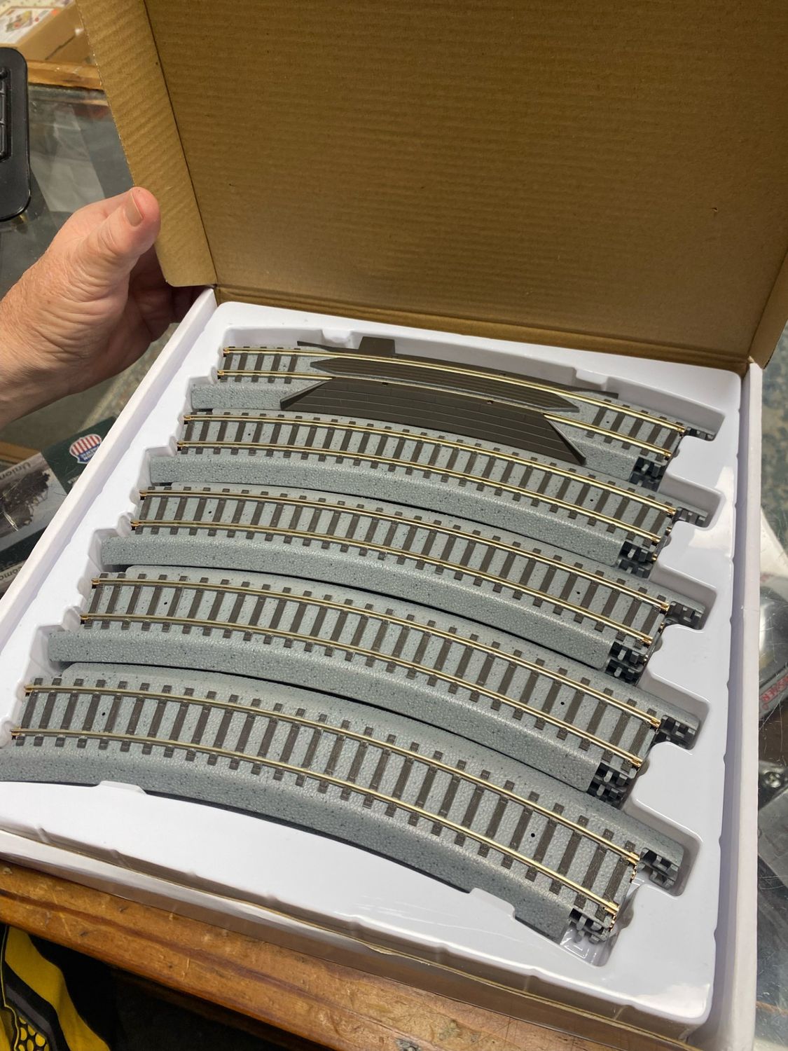 Walthers HO Trainline Power-Loc Track (12-pcs) curved track.