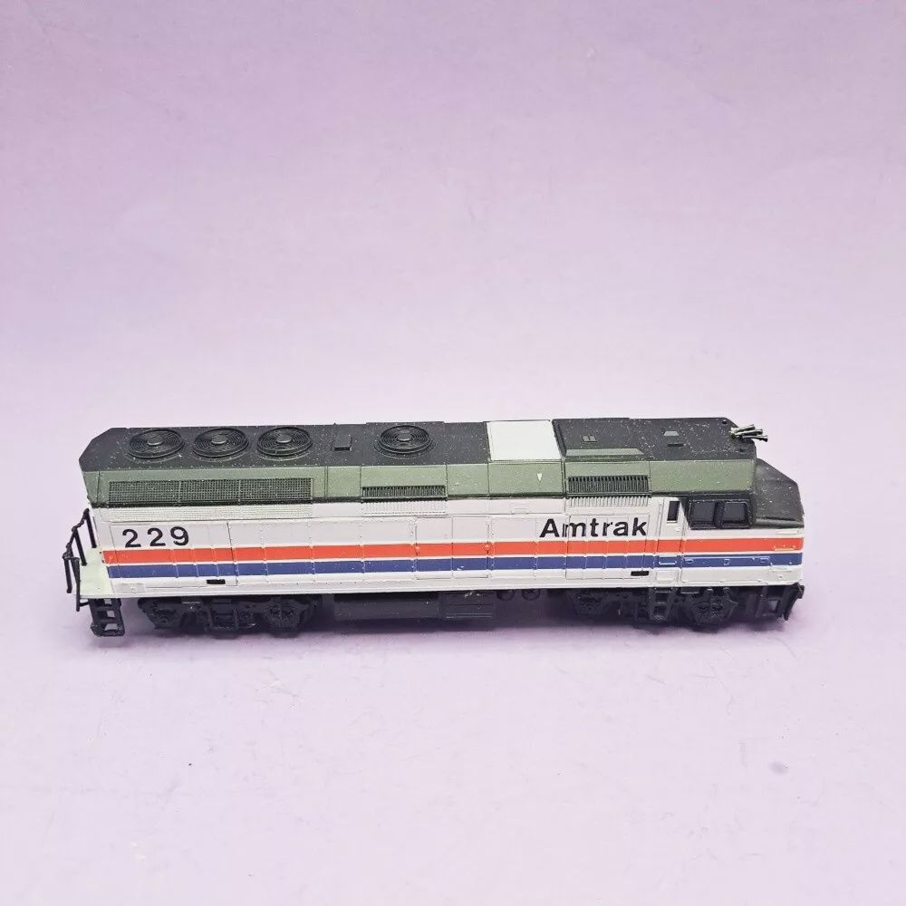 Used Life-Like HO Amtrak Loco #229 &amp; Passenger Car Set