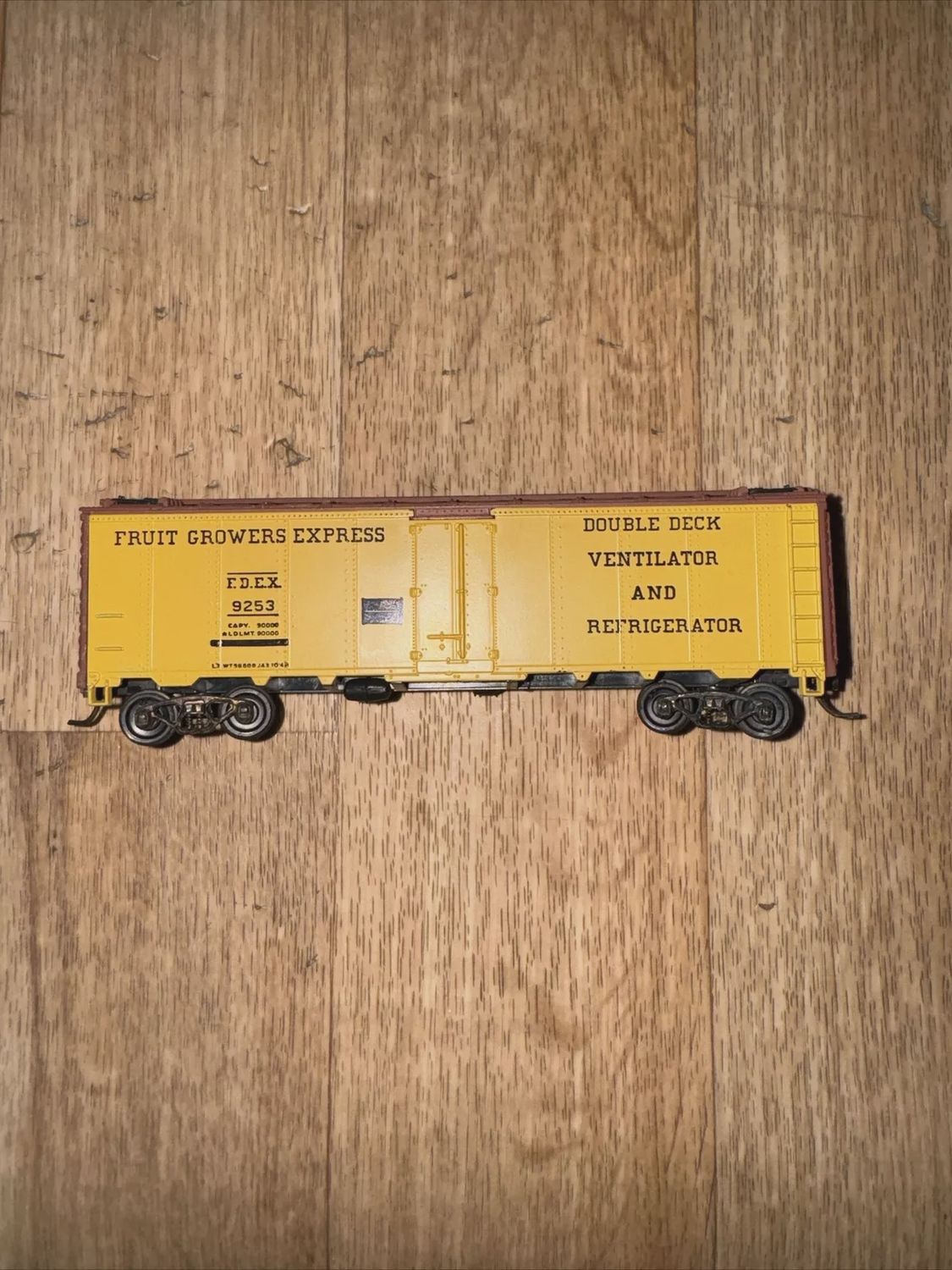 Used HO Athearn #9253 Weathered Fruit Growers Express 40’ Reefer Car