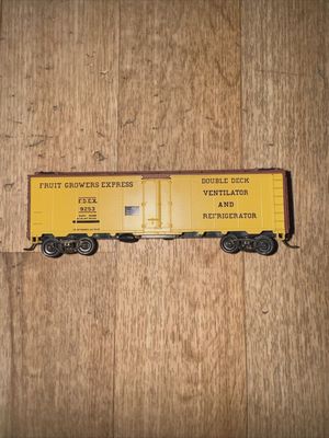 Used HO Athearn #9253 Weathered Fruit Growers Express 40’ Reefer Car