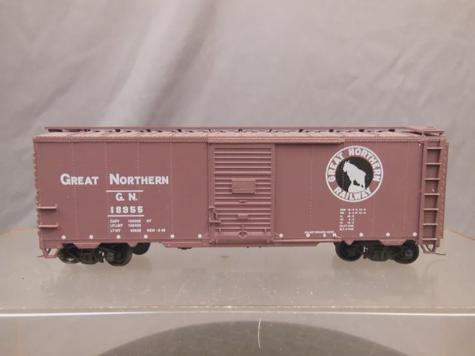 Used HO Accurail GN 18547 40&#39; Great Northern Box Car