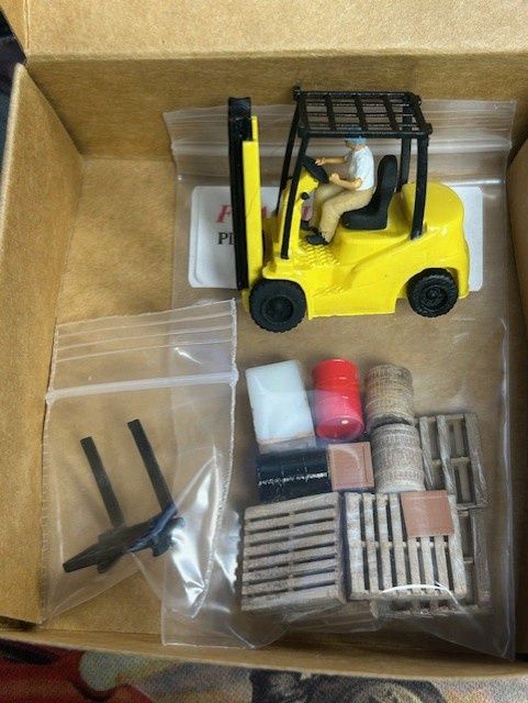Koda&#39;s Models HO Yellow Forklift w/Driver