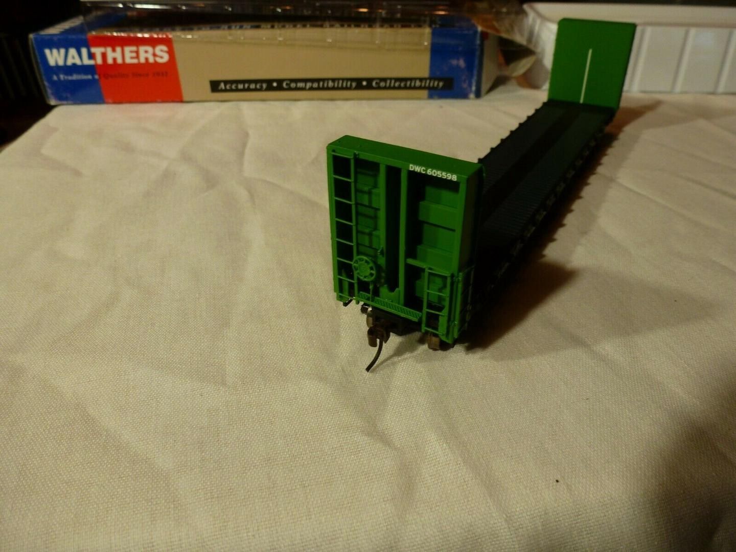 Used Walthers HO 605598 50&#39; Canadian Bulkhead Flat Car