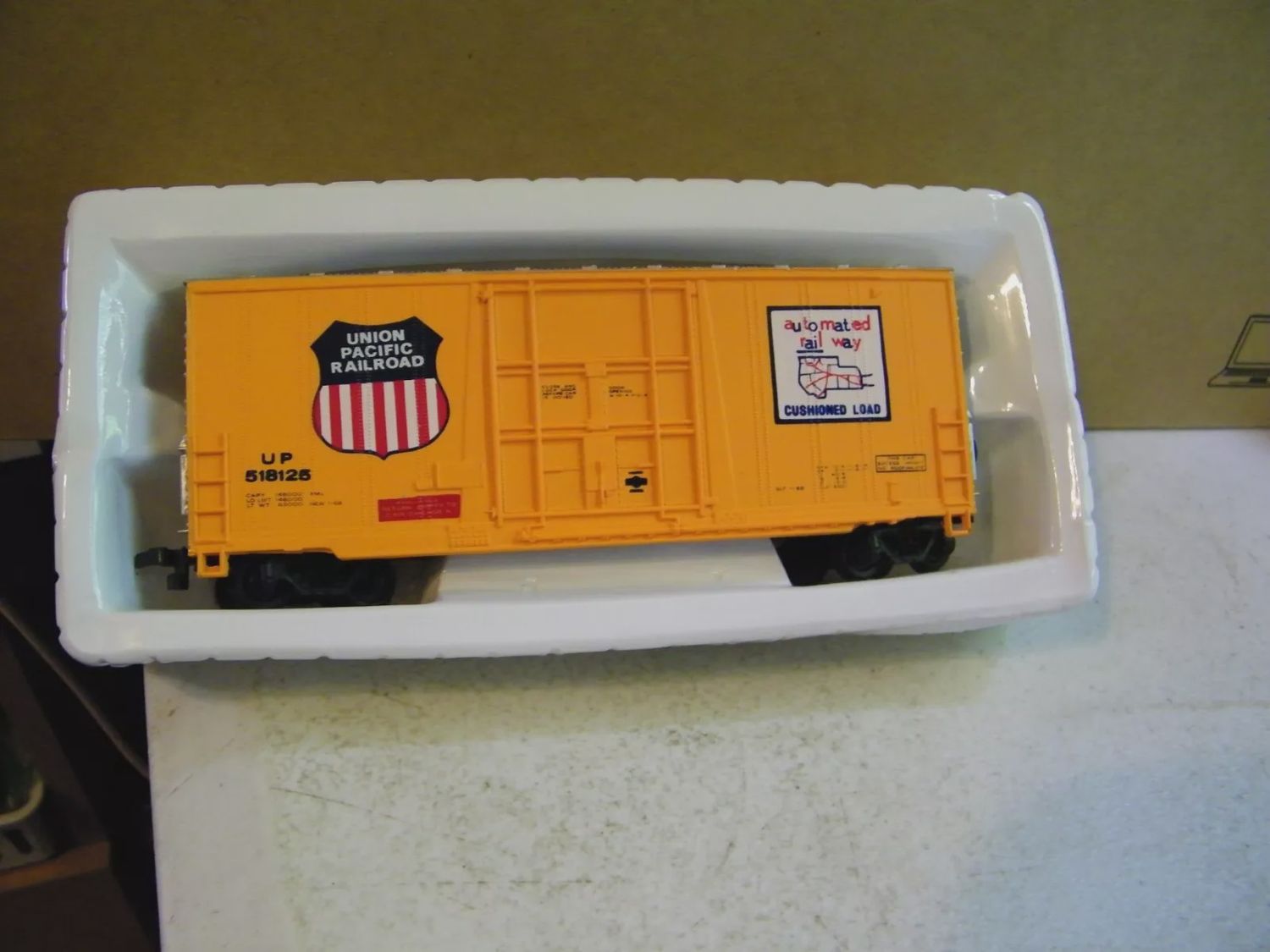 Used Model Power HO 50&#39; Box Car, Union Pacific, Yellow, # 518125