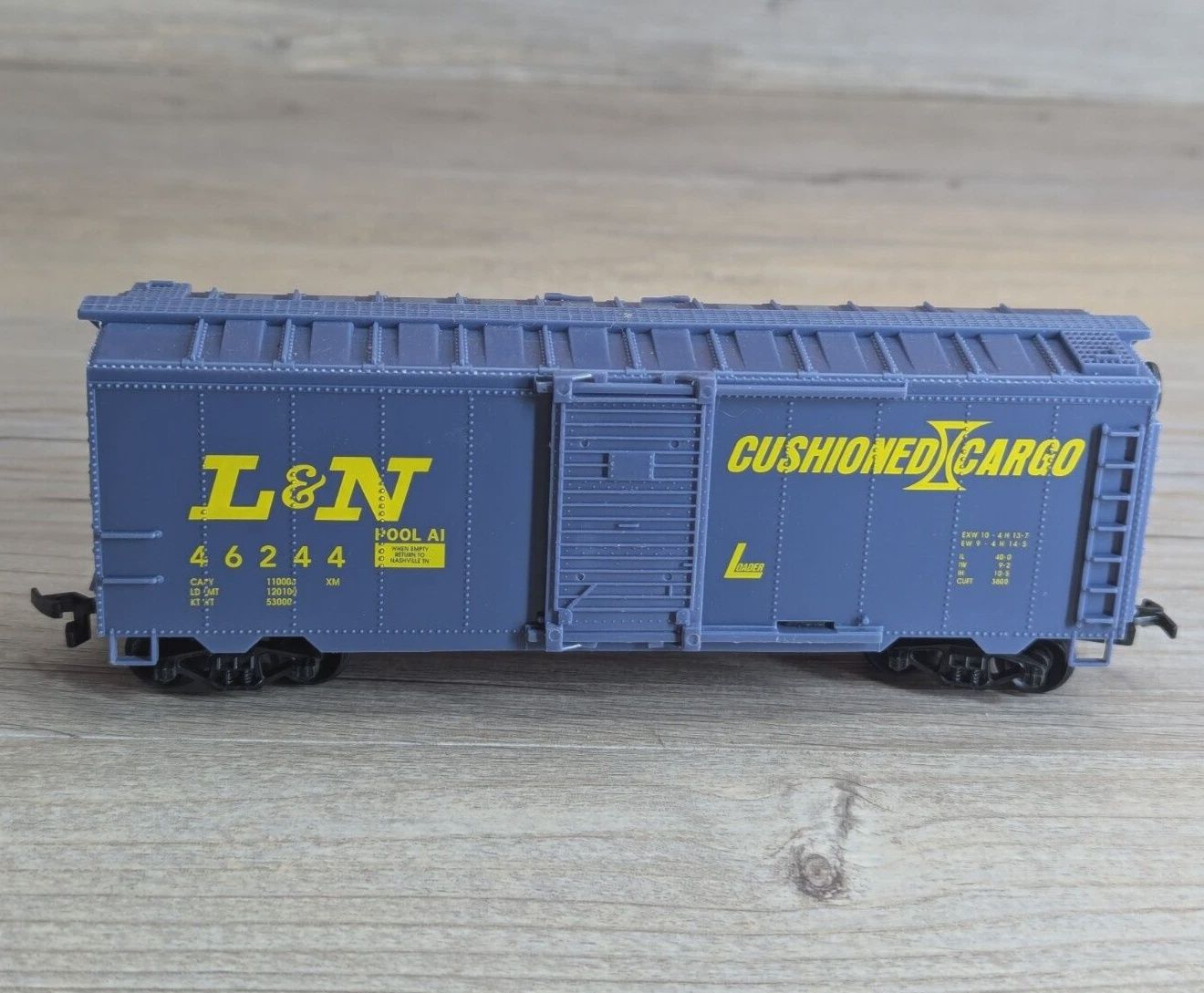 Used HO Life-Like L&amp;N 46244 Cushioned Cargo Box Car w/Sliding Doors