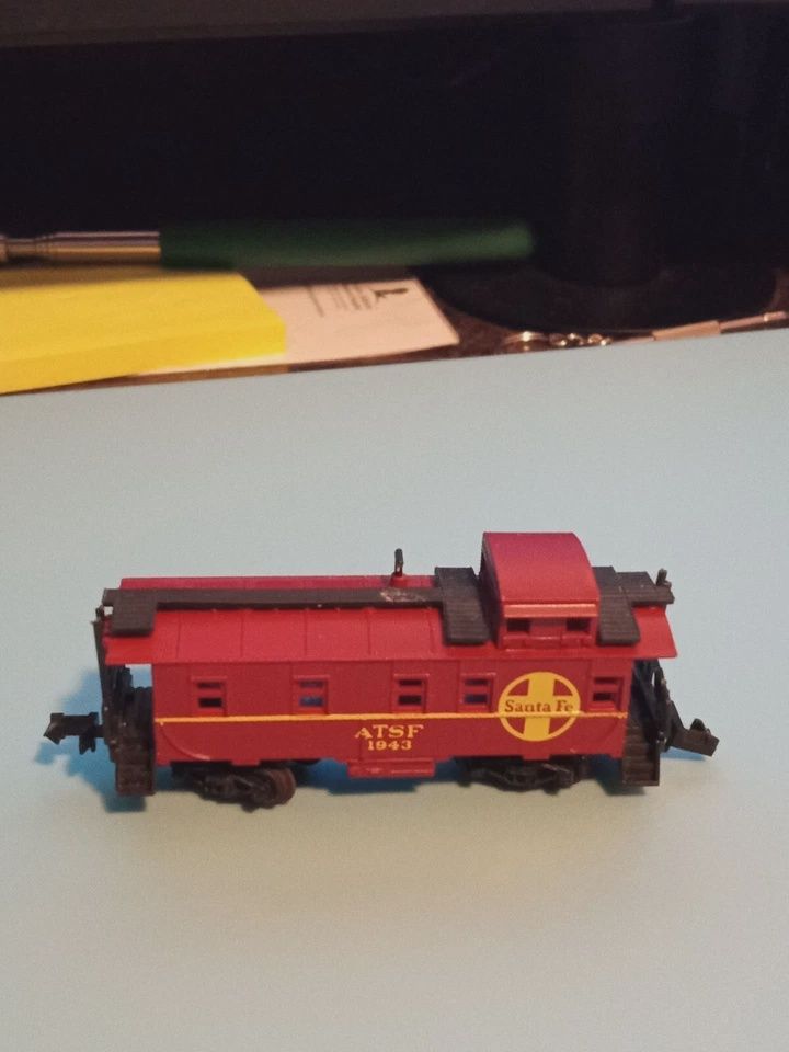 Used N Life-Like 1943 ATSF Off-Set Cupala Caboose