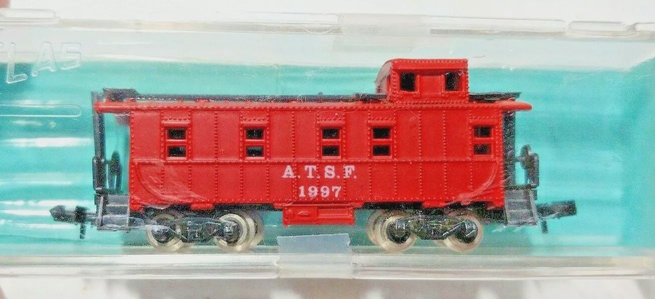 Used N MRC 1997 ATSF Off-Set Cupala Caboose