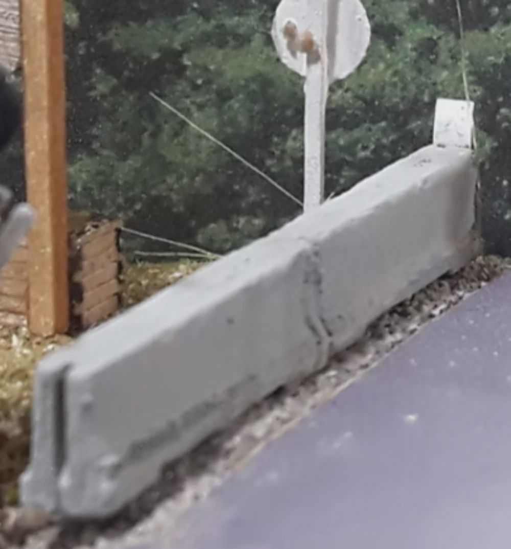 Osborn N 3087 N Scale Concrete Barriers Kit (16-pk)