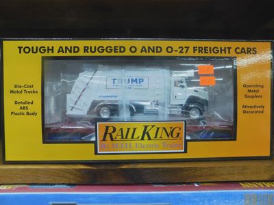 MTH Railking O 30-70150B Donald Trump Flat car w/Garbage Truck
