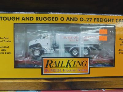 MTH O Railking 30-70150D Donald Trump Flat car w/Tanker truck